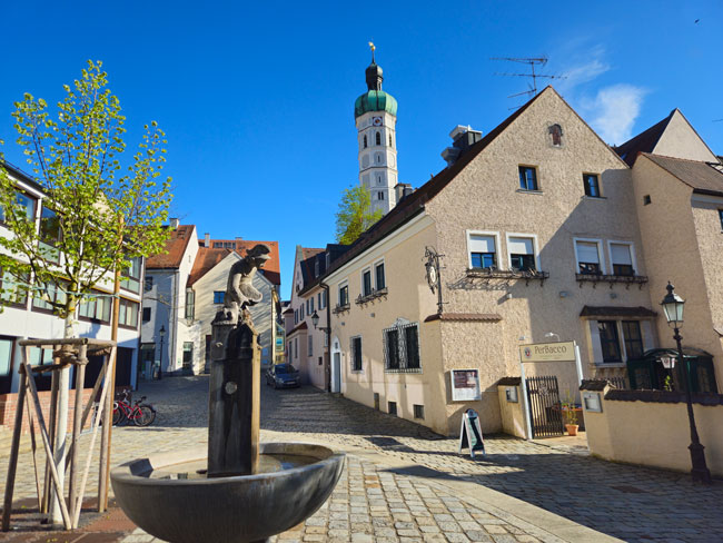 Dachau Stadtansicht mit Kirche und Brunnen